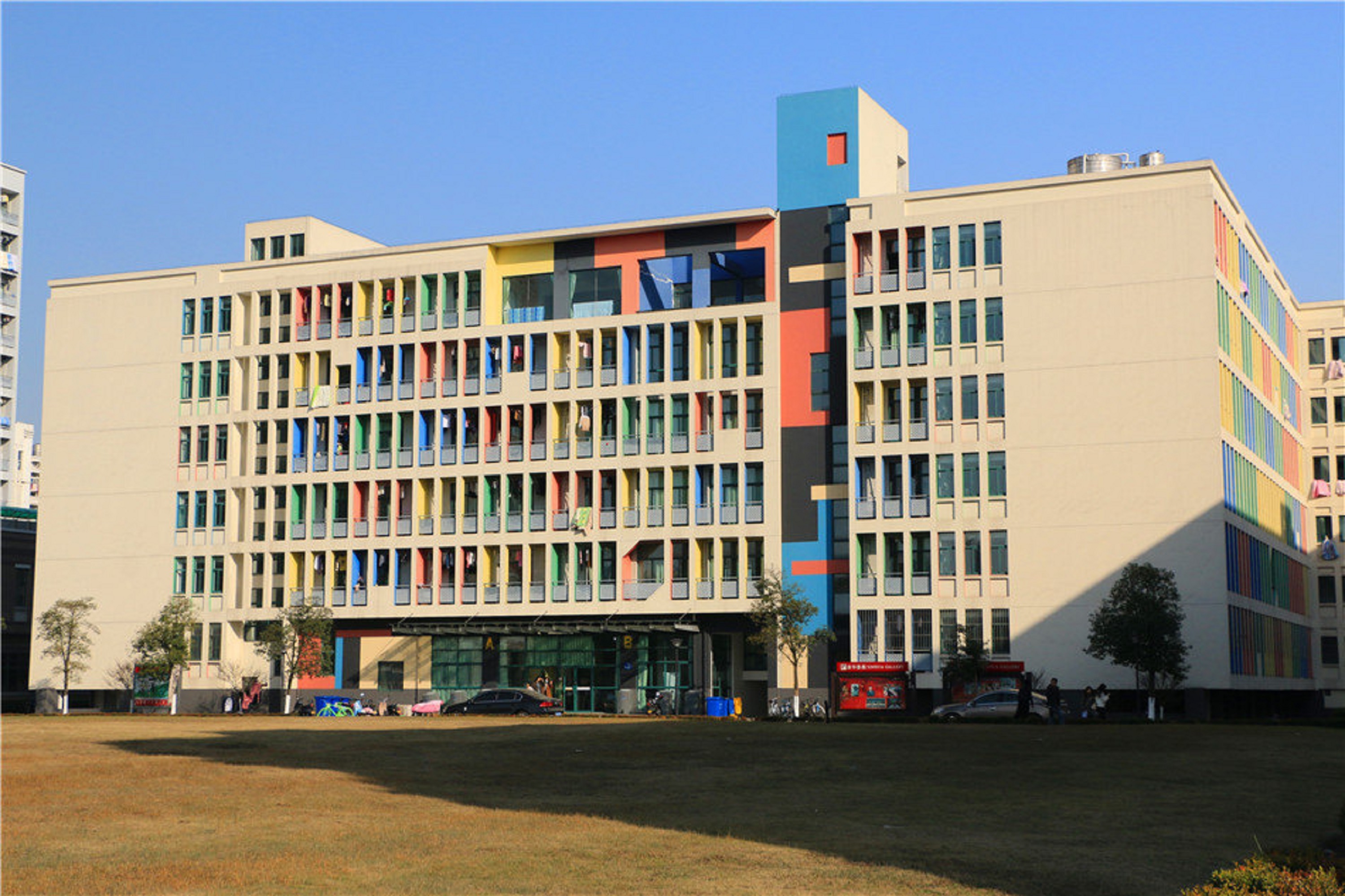  p>浙江传媒学院,简称"浙传",拥有杭州下沙和嘉兴桐乡两个校区,是 a