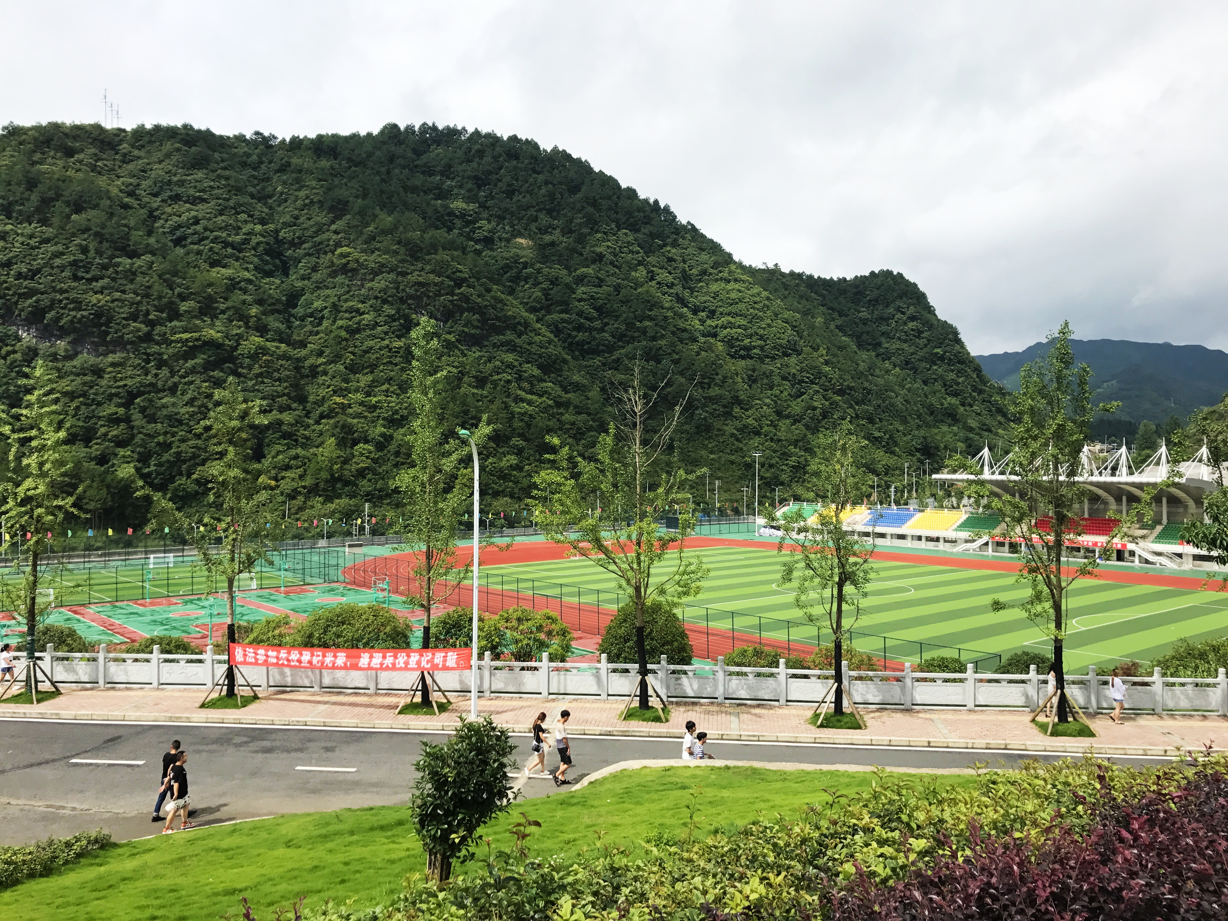  p>黔南民族医学高等专科学校创建于1985年11月,是经教育部批准设立的