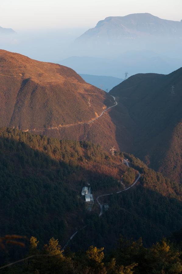  p data-id="gnzlf7ot32">汉源轿顶山位于四川省雅安市汉源县皇木镇