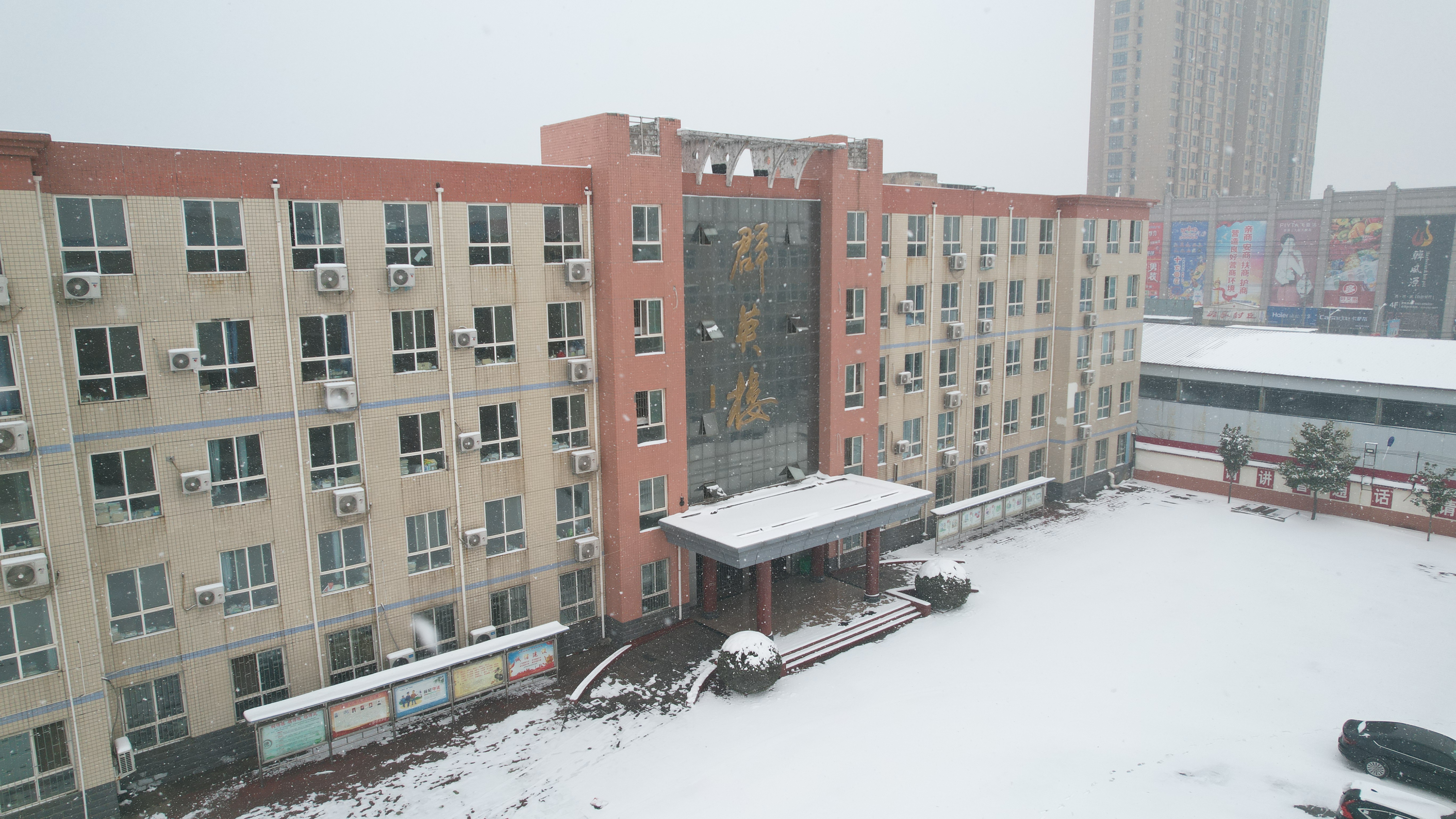 2004年筹建,2005年投入使用的封丘一中新校区占地220亩,封丘县