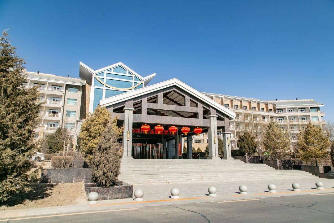 由张掖城投集团在张掖滨河新区规划建设的一家山水园林式酒店