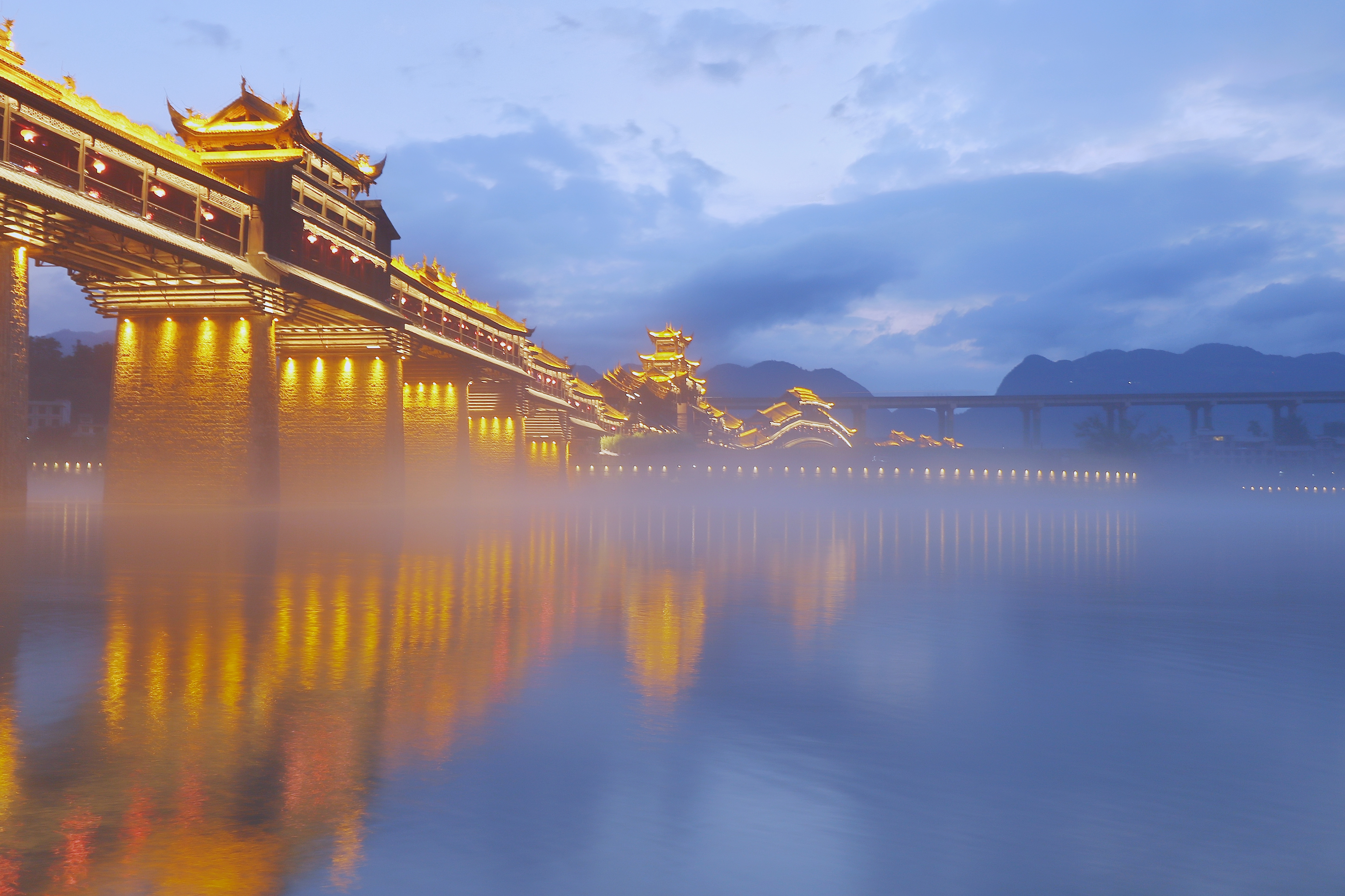  p> b> a href="#" data-lemmaid="12631166">重庆黔江濯水风雨廊桥 