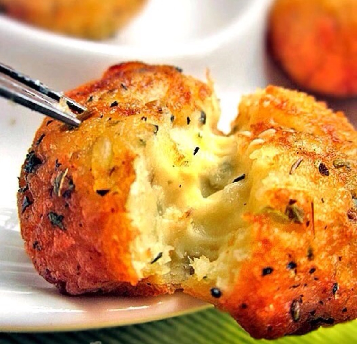 2,薯蓉材料:土豆泥150克,黄油15克,火腿丁30克,洋葱丁30克,胡椒粉