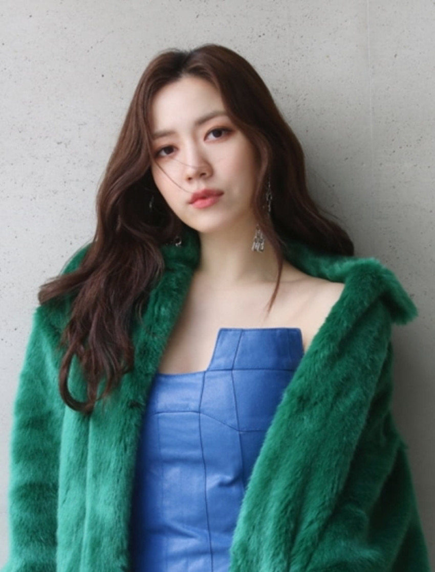  /i>,1993年4月22日出生于韩国光州广域市,韩国女歌手,演员