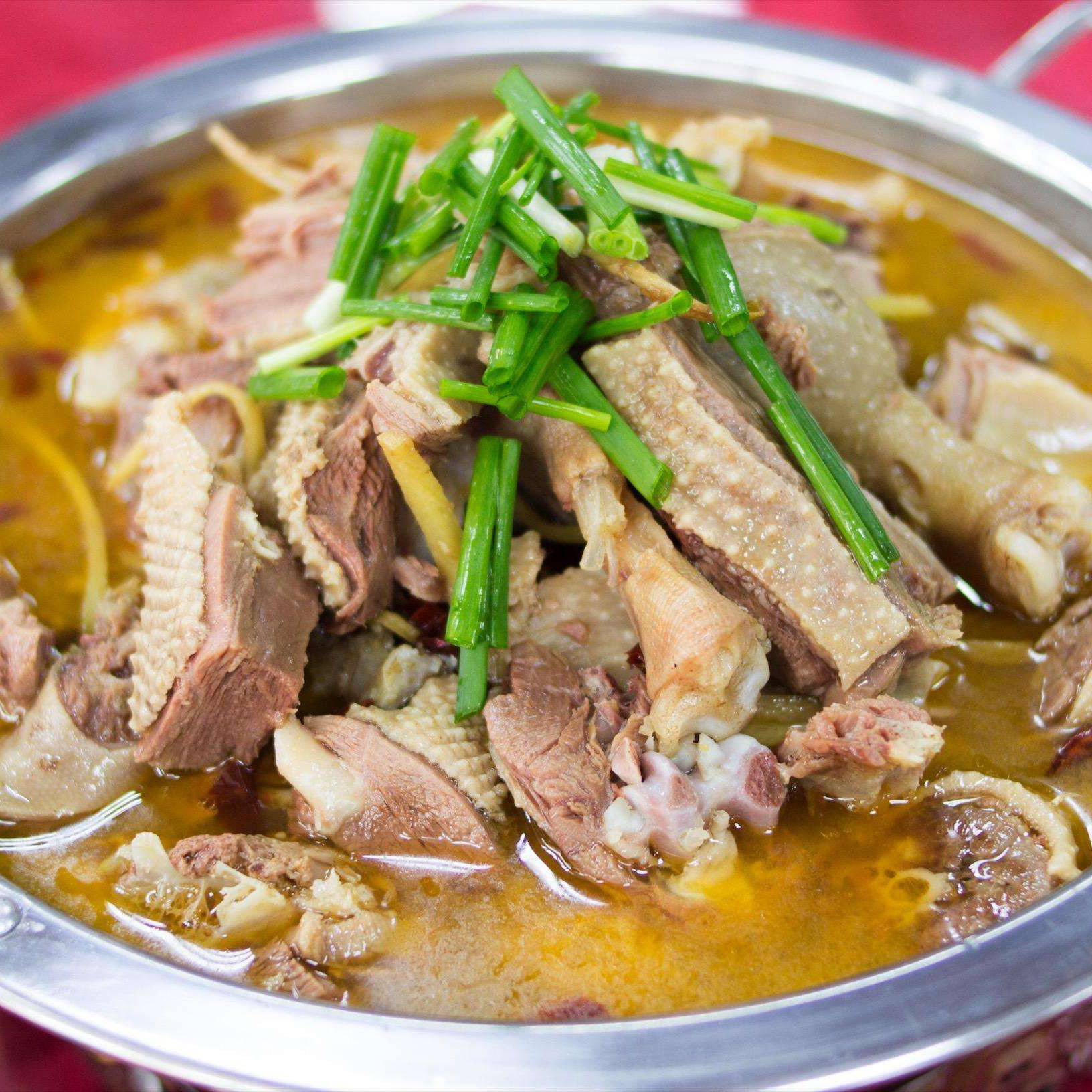  p data-id="gnwlglycw2">固始鹅块火锅是一道河南美食,观之赏心悦目