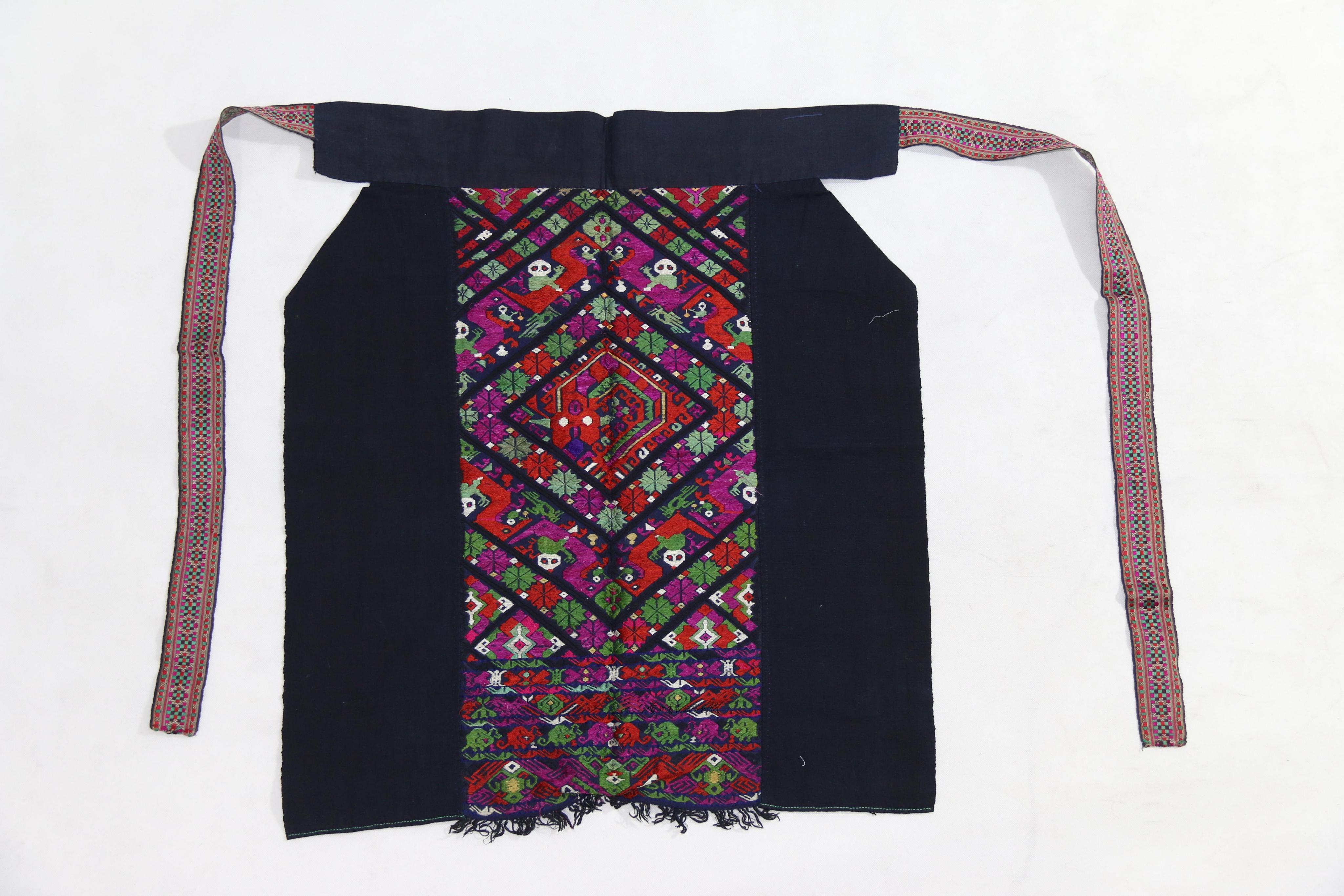  p>当代施洞苗族织锦人骑马纹围腰是一件由贵州省民族博物馆通过征集