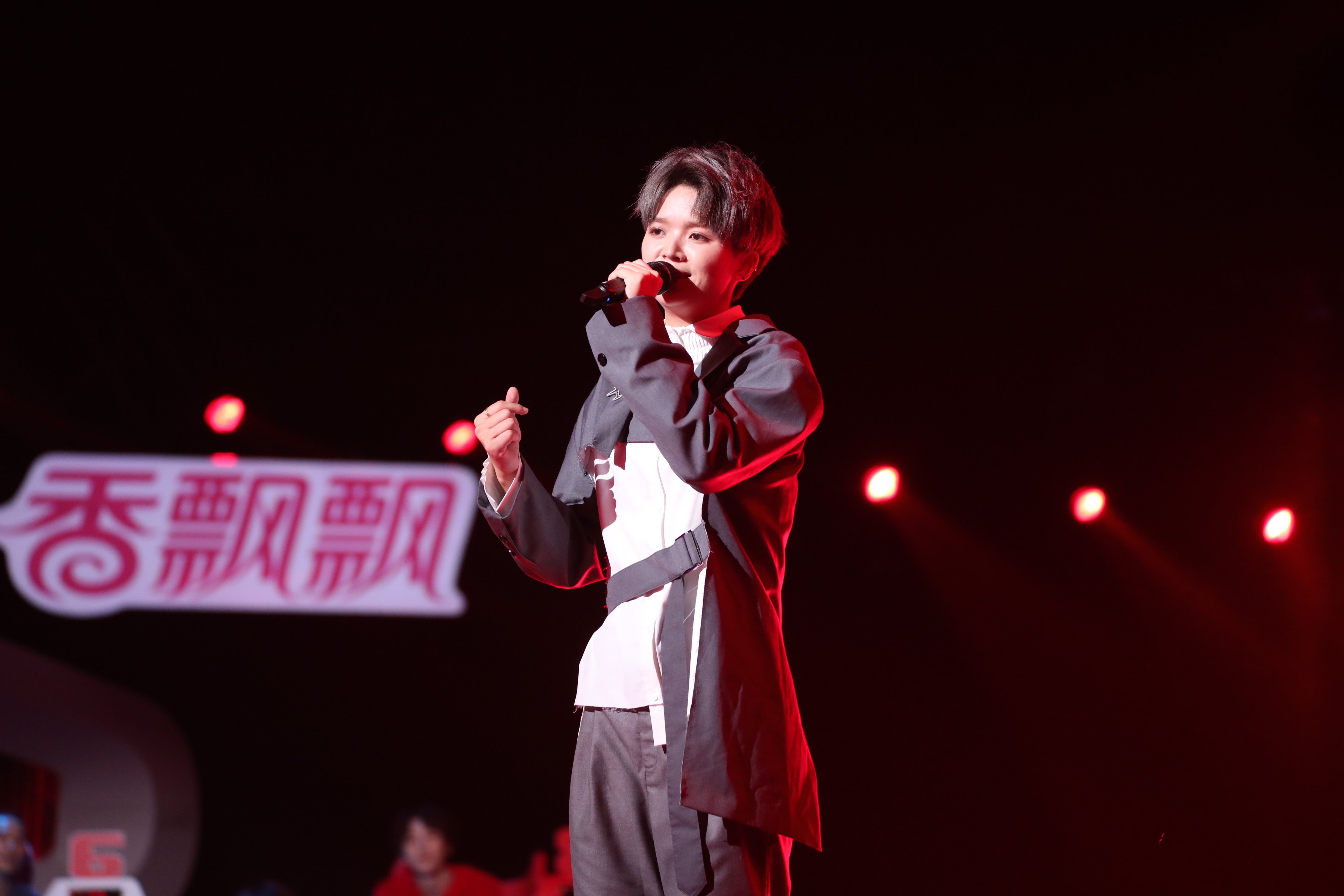 九零后自由音乐人,现为乐娱星映签约艺人,2017年获第五季万达好声音总