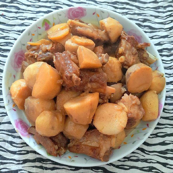 排骨焖芋头