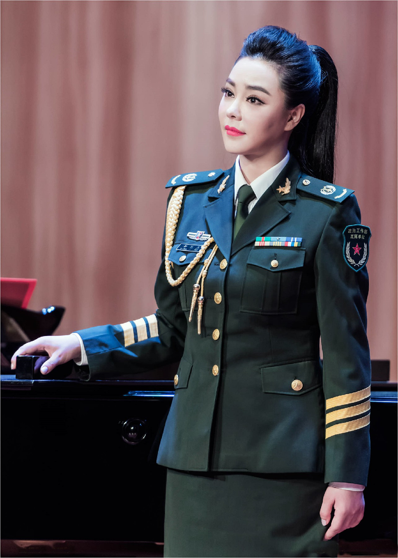 ">钟丽燕,1983年11月12日出生于浙江省嘉兴市,中国内地女中音歌唱演员