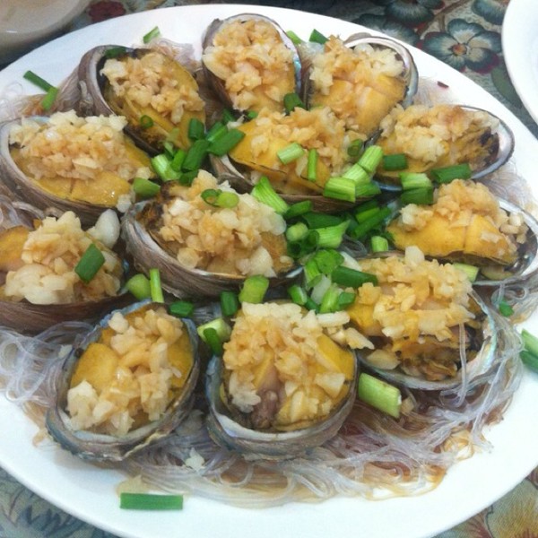  p>蒜蓉粉丝蒸鲍鱼是一道菜品,属于家常菜.