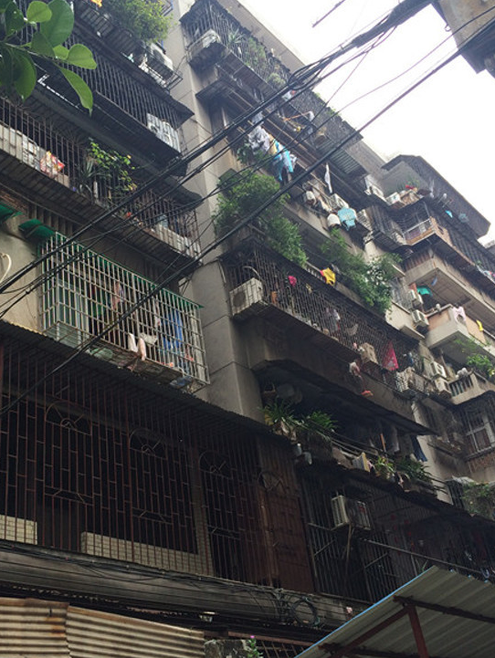  p>凤凰新村四街位于广州市海珠工业大道北,由广州市政建设有限公司