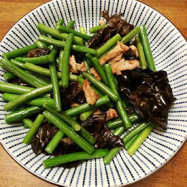  p>蒜苔炒木耳,是一道家常菜,制作原料主要有蒜苔,木耳,烧肉块儿. /p>