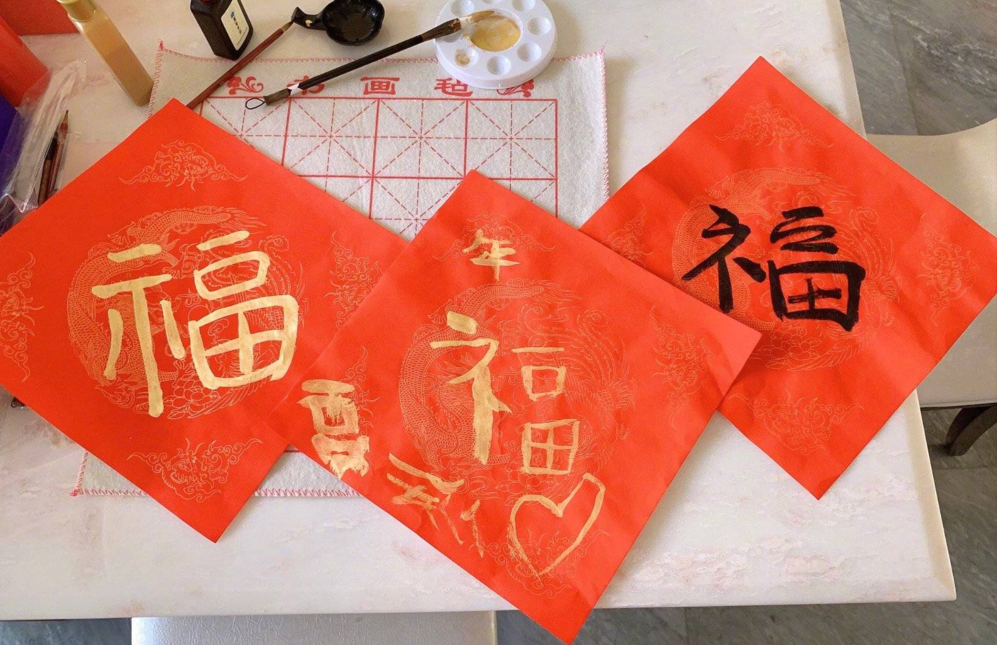 李小璐晒亲笔福字照，甜馨画心祝福，贾乃亮独自一人过年？_百科TA说