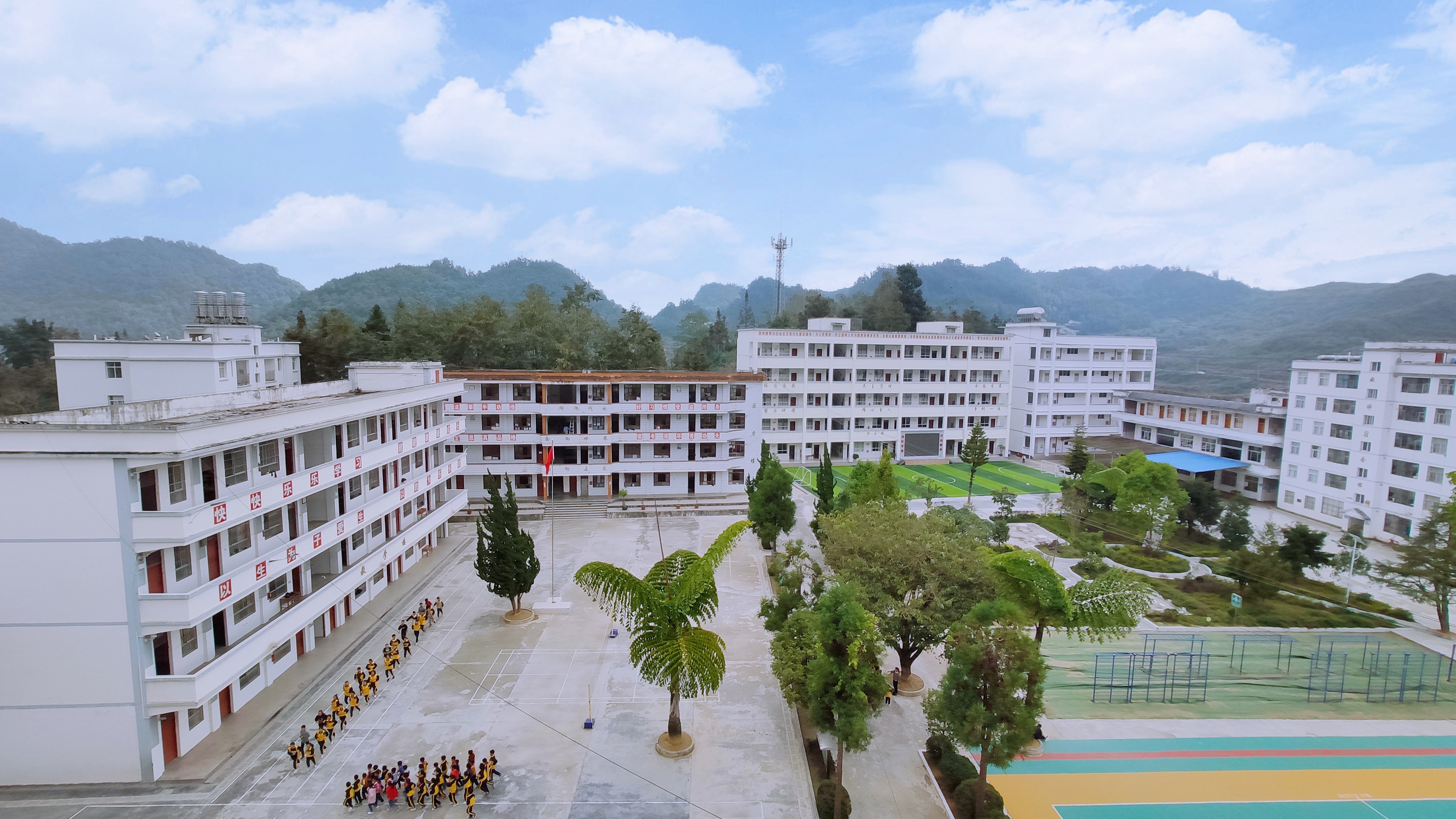 马关县篾厂乡中心学校始建于1913年秋,位于