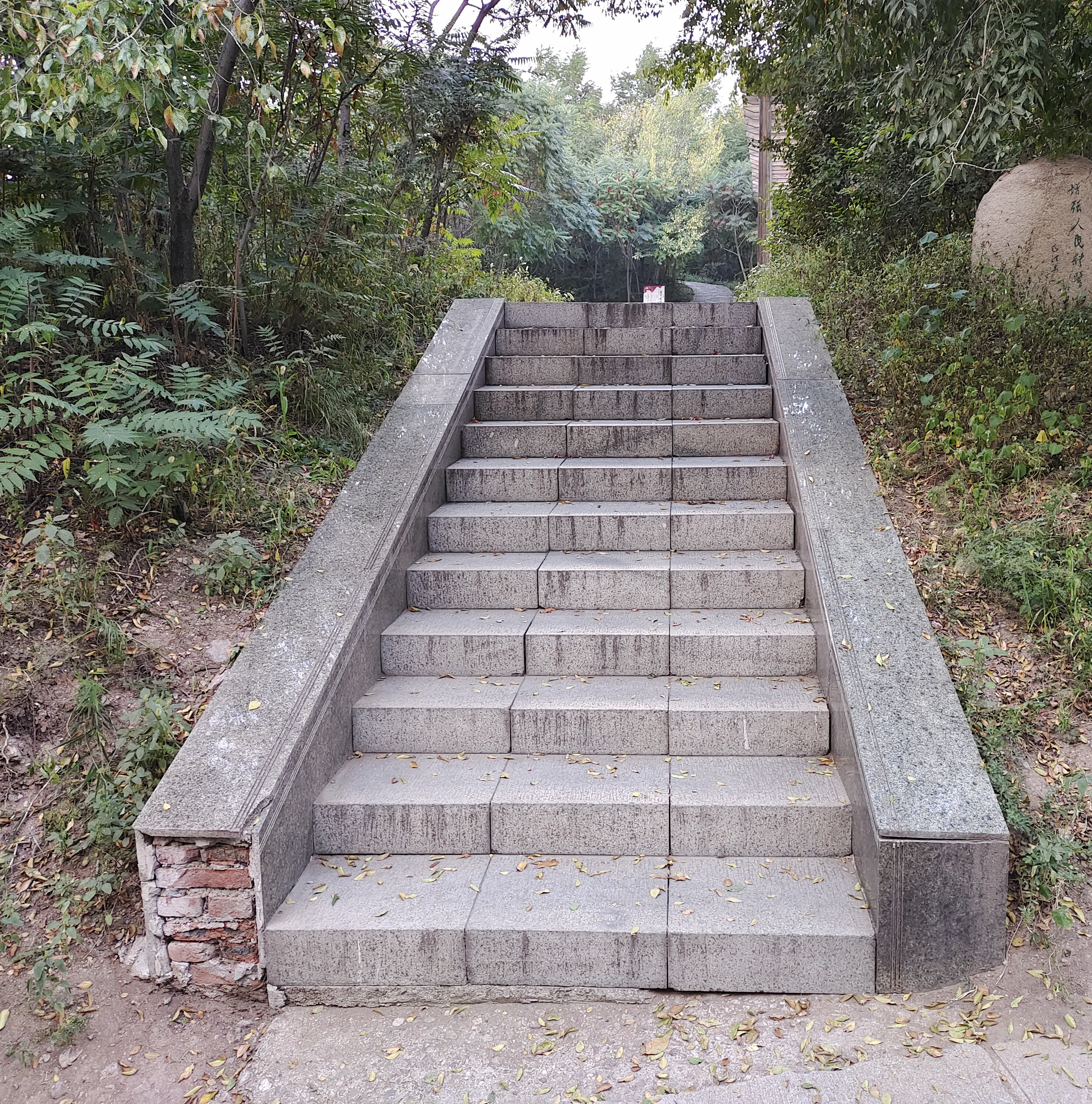 室外台阶与坡道是设在建筑物出入口的辅助