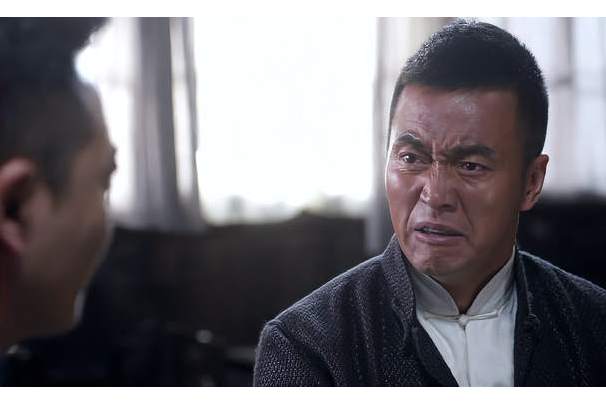  p data-id="tbkbzlfihr4t">老铁是电视剧《蚂蚱》中的角色,由那志东