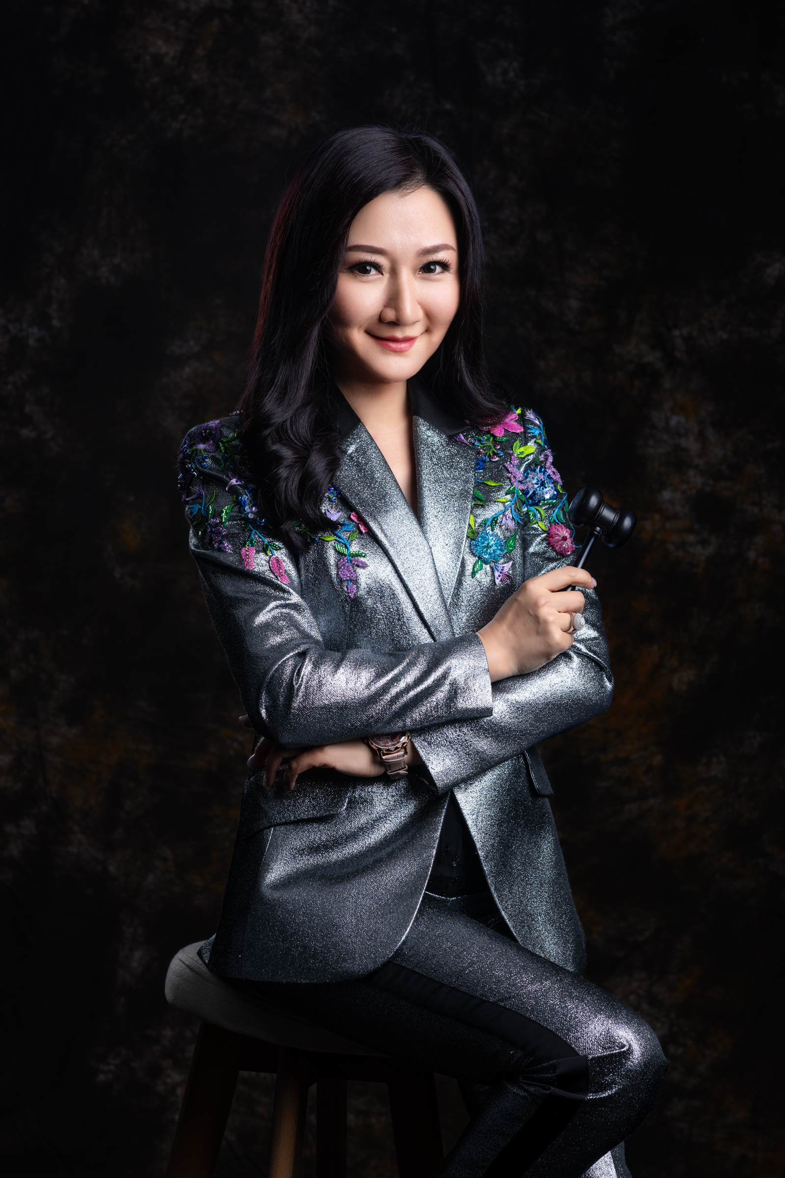  p>金铃(金玲), 中国"金槌"拍卖师 .