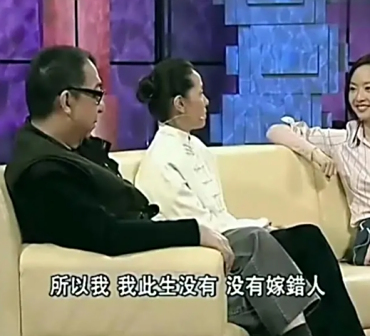 郭宝昌（左一）夫妻二人参加节目