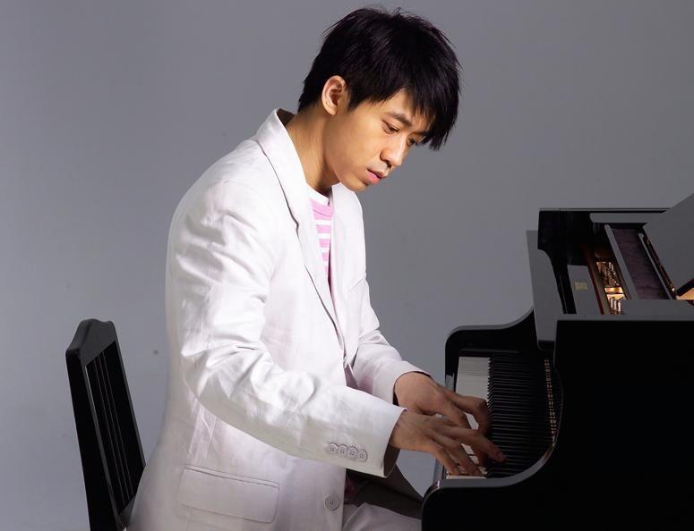  p>光良,本名王光良,1970年8月30日出生于马来西亚,华语流行乐男歌手