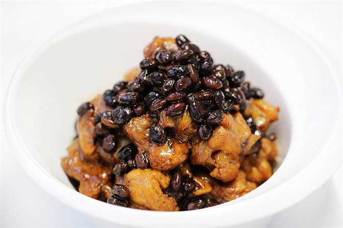  p data-id="gn6obby3k0">黑豆焖高原鸡所属一款美食,主要原料有黑豆