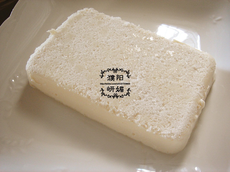  p>椰奶白玉糕是用牛奶,椰浆等食材制作的食品. /p>