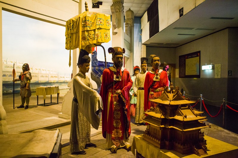  p>北京十三陵明皇蜡像宫(简称明皇宫)于1994年8月开业,是展示中国