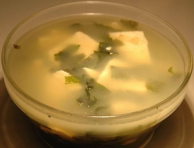 p>韭黄豆腐汤是一道简单的家常菜,所用材料为韭黄,瘦肉,豆腐,清汤.