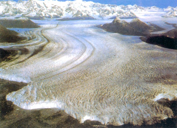 冰川自某一地点掘蚀的砾石随冰流搬运沿途停积,冰融后,这种同源冰碛