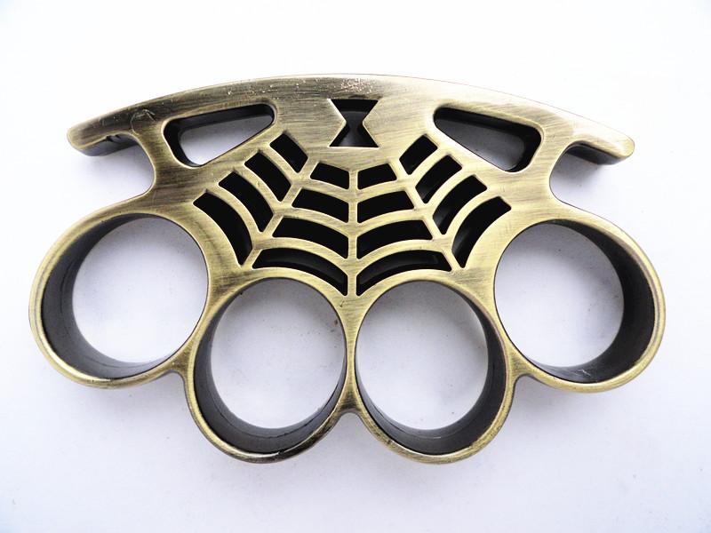  p>指虎是格斗拳术家的常用武器,将有效用来加强格斗拳法家的杀伤力