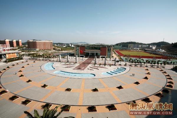  p>潮州市金山中学创办于1926年秋,学校以其历史悠久,环境优美,校风