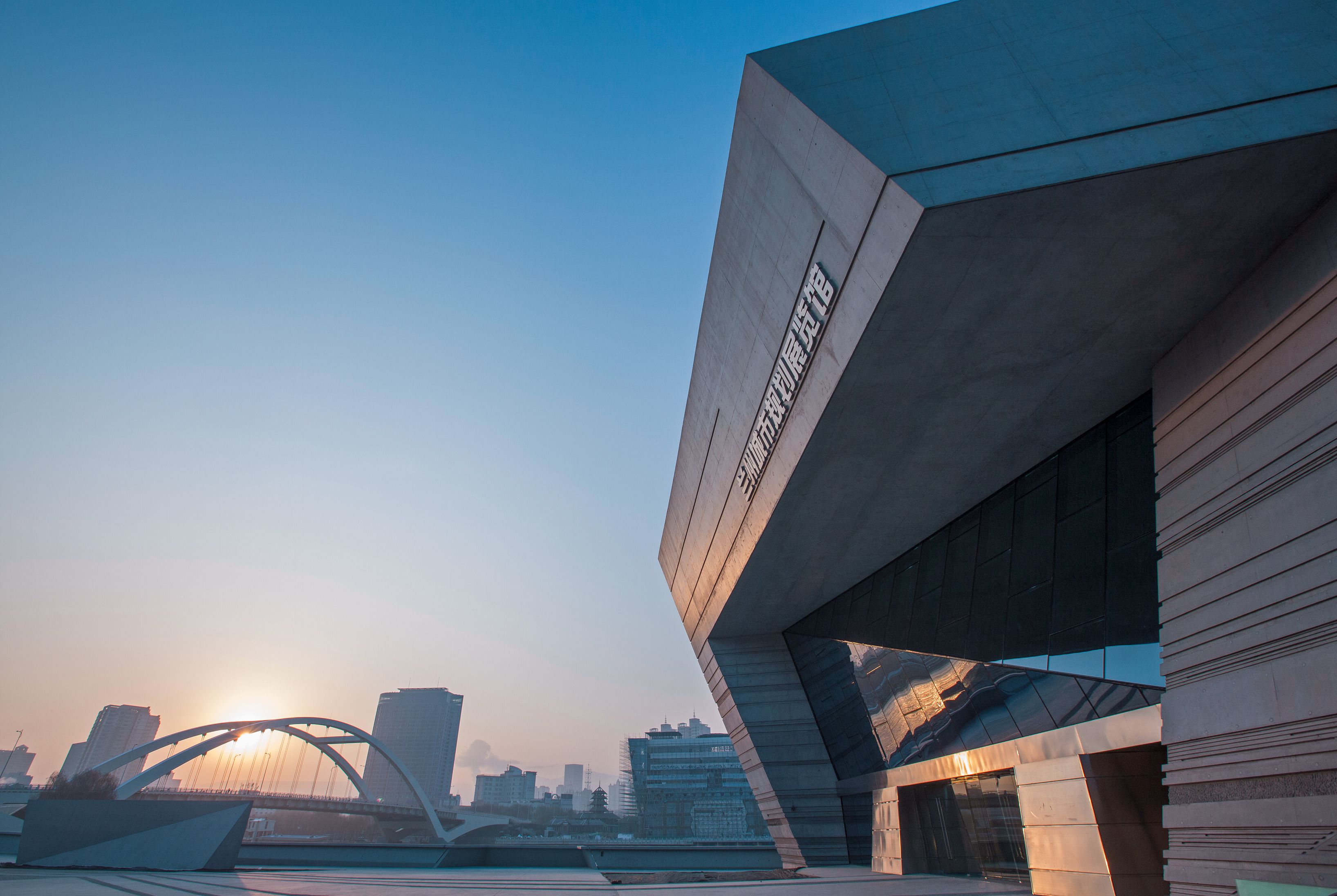 地下1层,建筑造型立意为黄河石,使建筑与黄河融为一体,呈现出兰州悠久