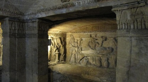  p>亚历山大地下陵墓坐落于埃及 a href="#" data-lemmaid="2627588">