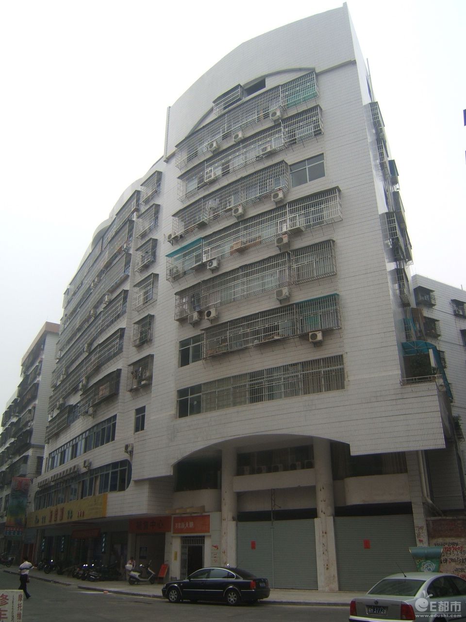  p>芙蓉新天地现代生活住宅小区,位于西安市环城北路尚武门外,总建筑