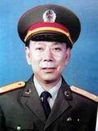 1934年10月生于福建长汀县河田镇.