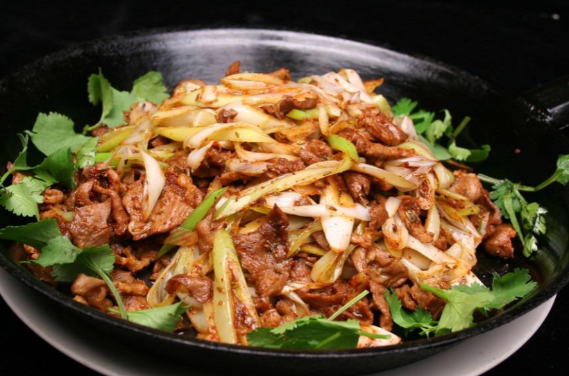  p>炒烤肉是用羊腿肉制作的一道家常菜,色泽红亮,香味浓郁,瘦而不柴.