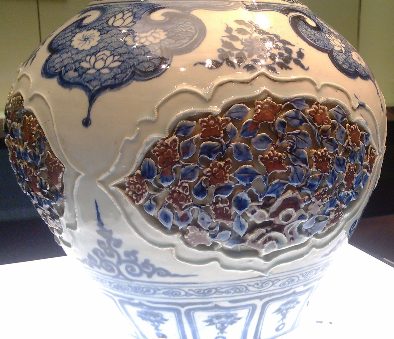  p>元代青花釉里红开光贴花盖罐1964年出土于河北保定永华南路元代