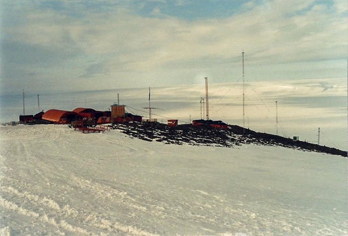  p>龙尼-菲尔希纳冰架位于 a target="_blank"