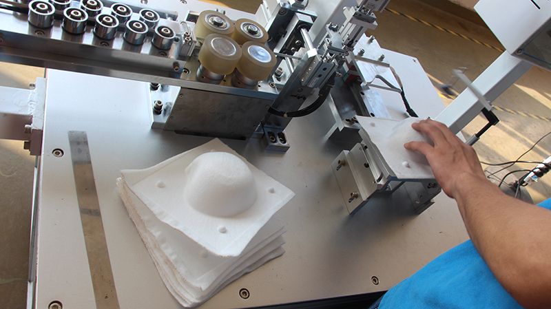 口罩生产设备不是单台的机器,它需要多台机器的配合完成各