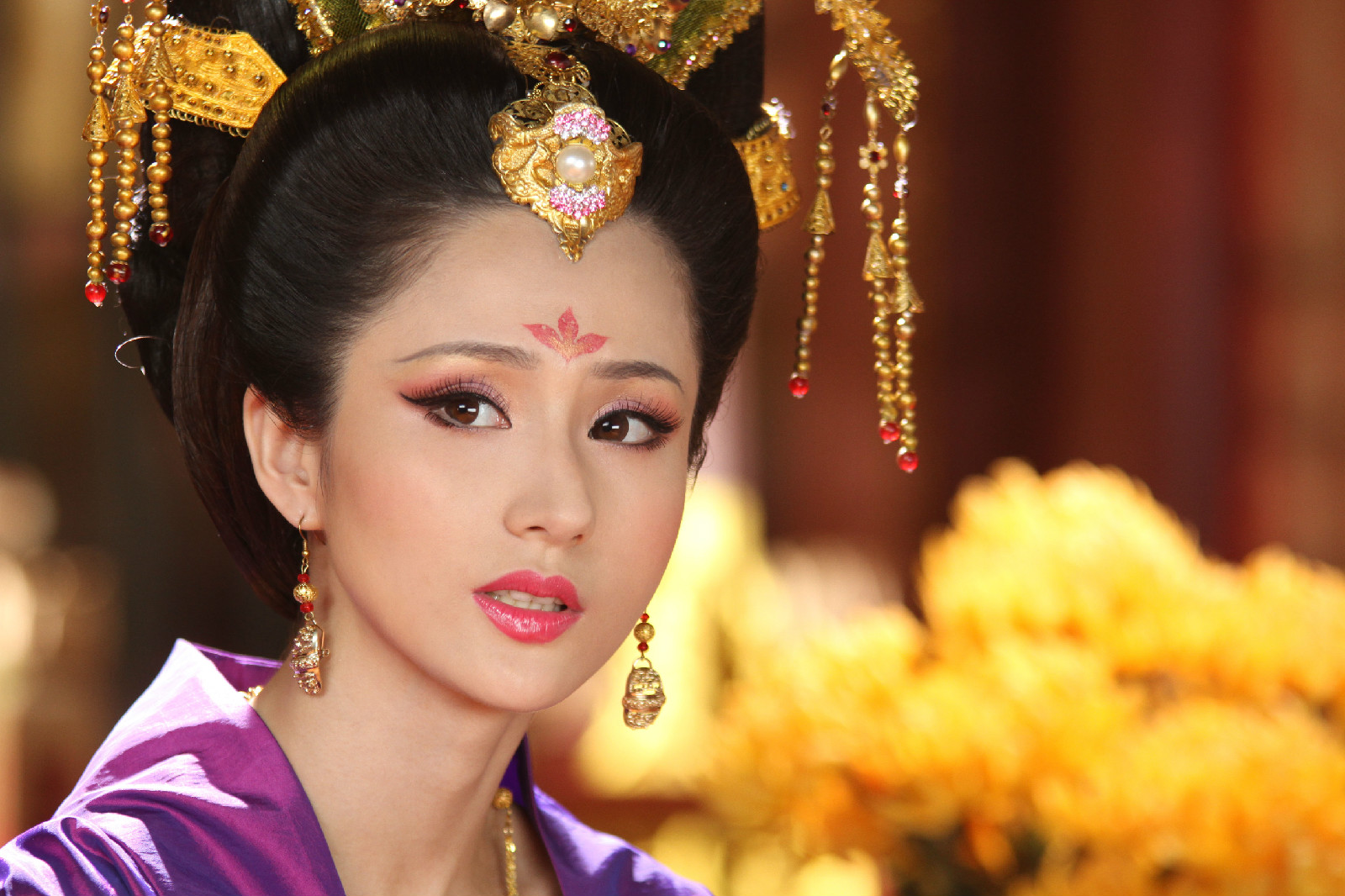  p>蓝心妍,原名蓝燕,出生于上海市,后移居中国香港,华语女演员.