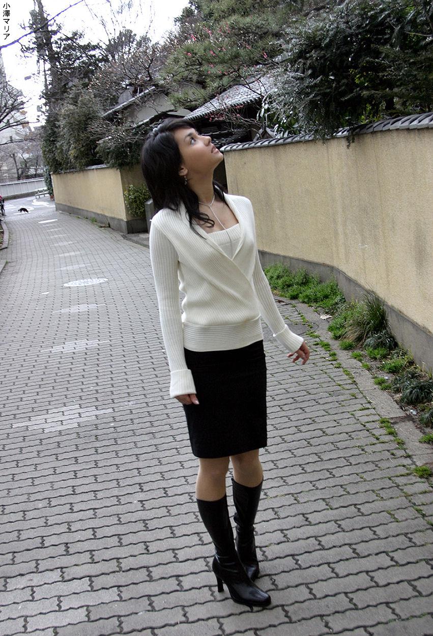  p>小泽玛利亚(旧艺名:叶山麻理),1986年1月8日出生于日本北海道.