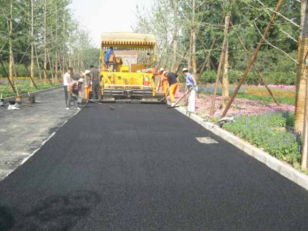  p>乳化沥青贯入式路面是一种路面施工的方式. /p>