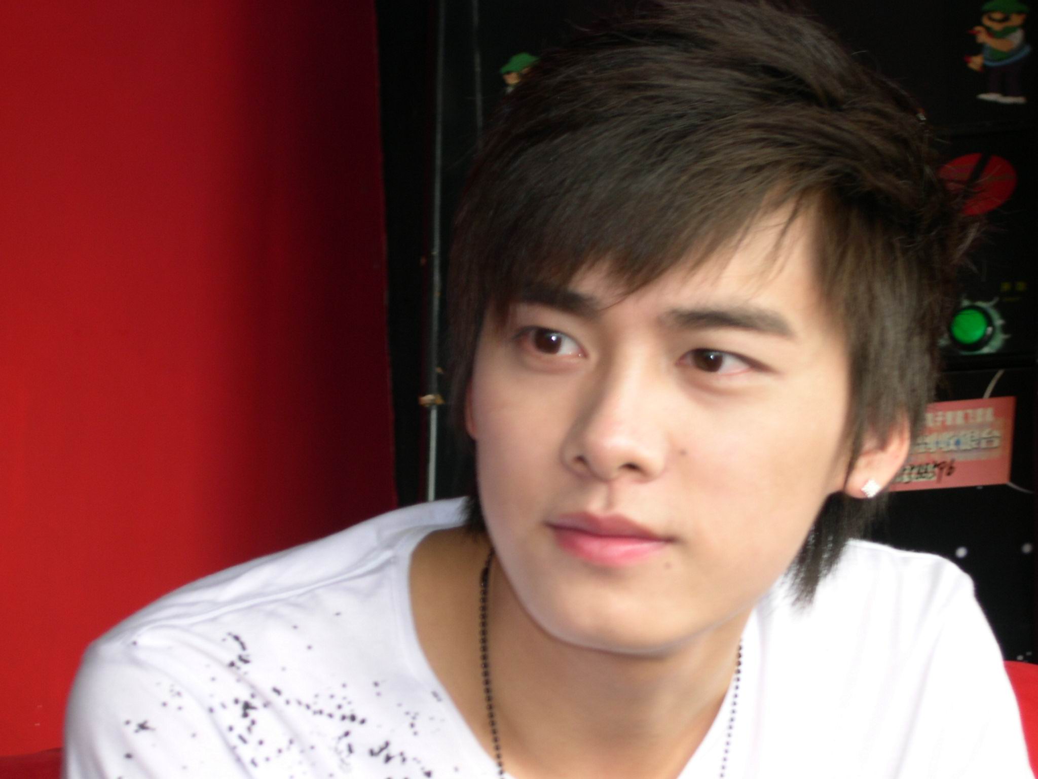  p>李易峰,1987年5月4日出生于四川省成都市,中国内地男演员,流行乐