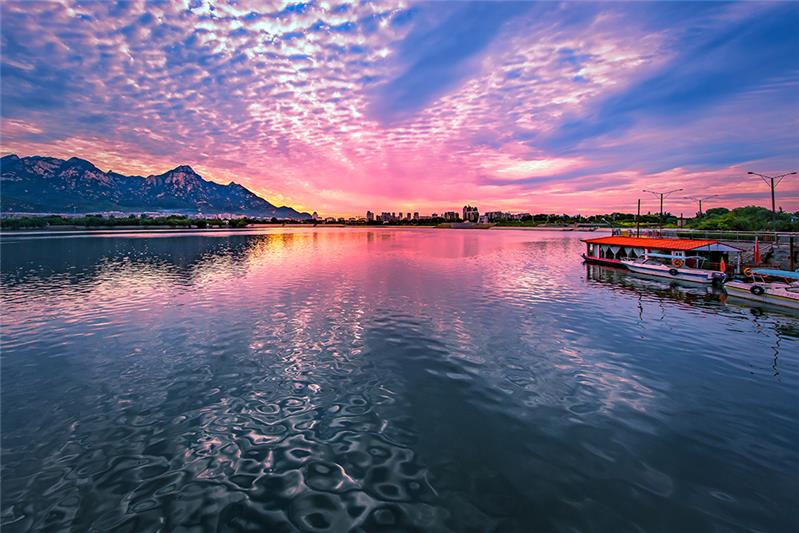  p>天平湖位于山东省 a target="_blank" href="/item/泰安市">泰安市