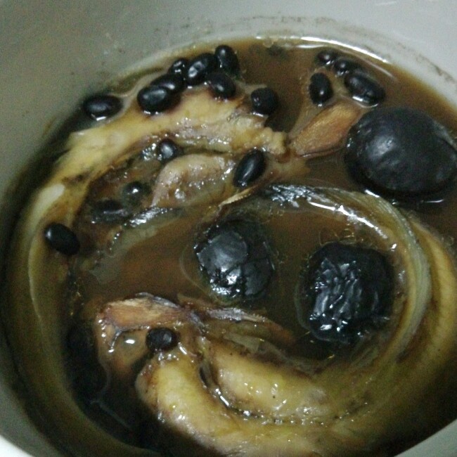  p>野生塘虱炖黑豆,以塘虱,红枣,黑豆为主料的食品. /p>