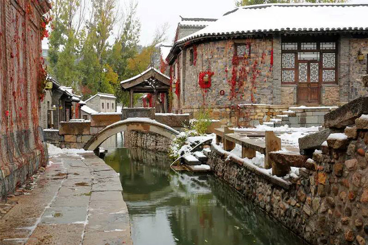  p>段家大院子又称段家老鸹林,是一座清代建筑风格的民居古迹.