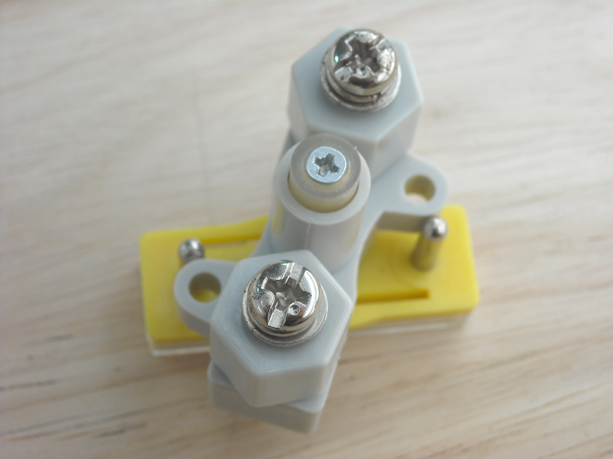 href="/item/电气">电气连接的一种配件产品,工业上划分为连接器