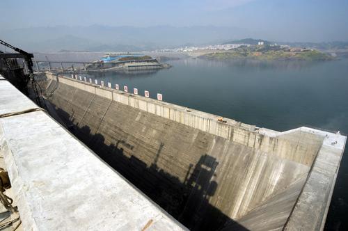 这种围堰的特点是挡水水头高,底宽小1抗冲能力大,堰顶可溢流,尤其是在