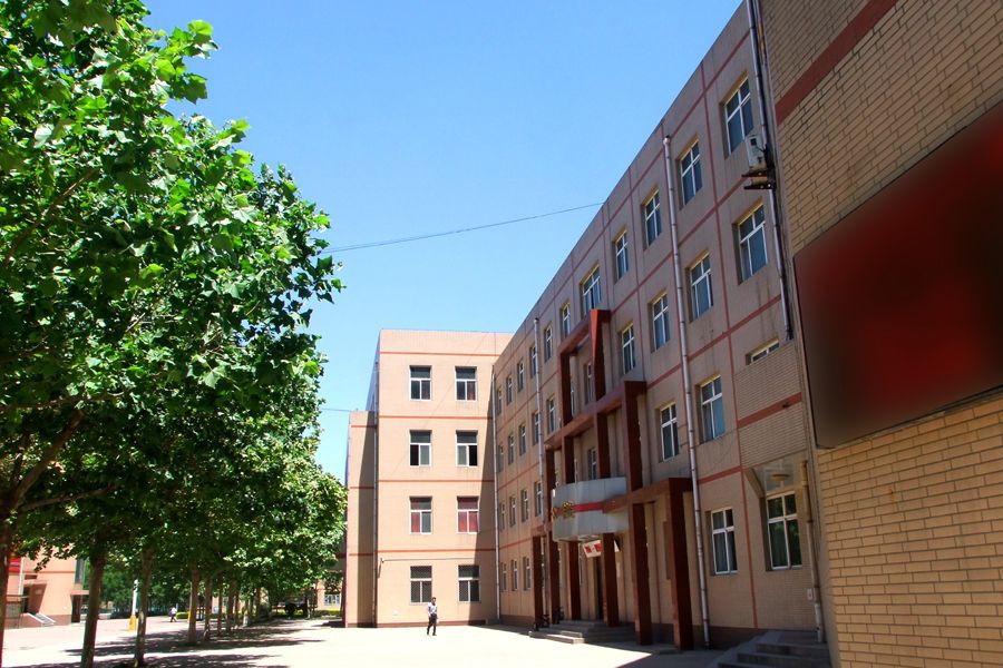  p>滦南一中是河北省重点中学,位于县城北元代古城遗址内,三面依古城