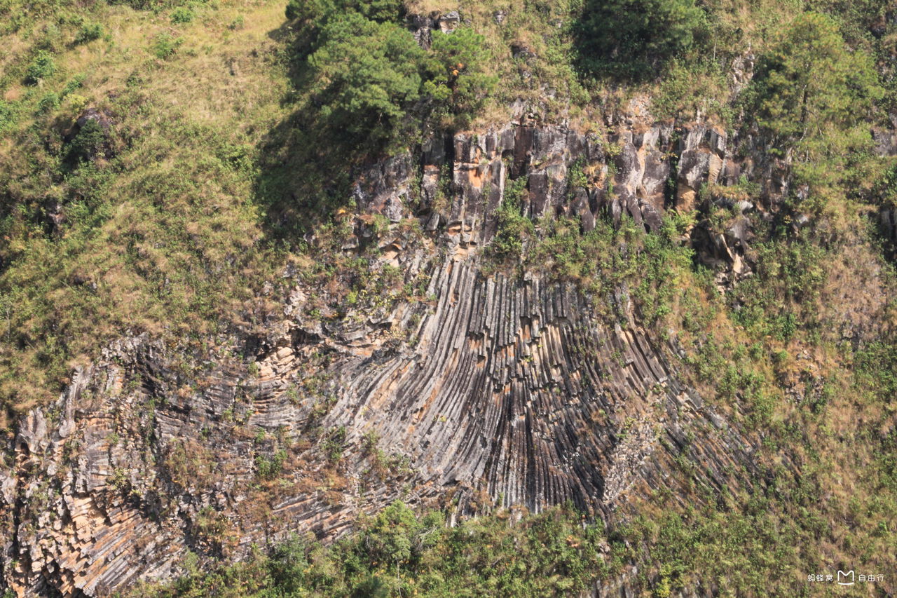  p>柱状节理是火山岩冷却时形成的柱状体节理.