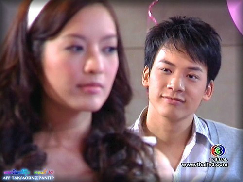 是bie sukrit演唱的歌曲,收录在专辑《hug bie》中,是泰剧《彩虹月亮